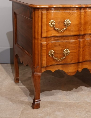 Mobilier Commode - Commode sauteuse en noyer du XVIIIe siècle