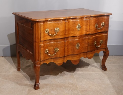 Commode sauteuse en noyer du XVIIIe siècle - Gérardin et Cie