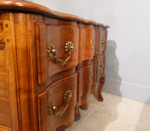 XVIIIe siècle - Commode sauteuse en noyer du XVIIIe siècle