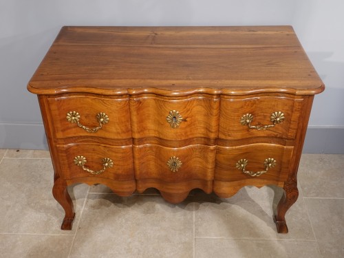 Commode sauteuse en noyer du XVIIIe siècle - Louis XV