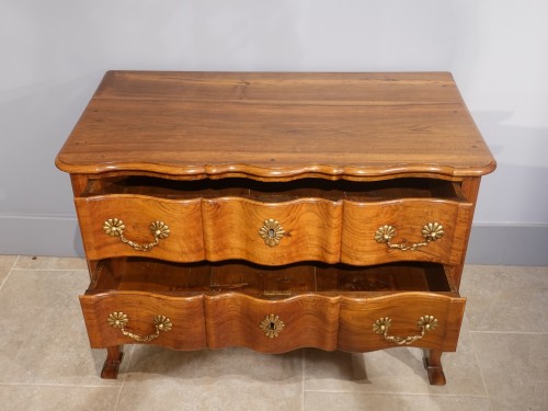 Louis XV - Commode sauteuse en noyer du XVIIIe siècle