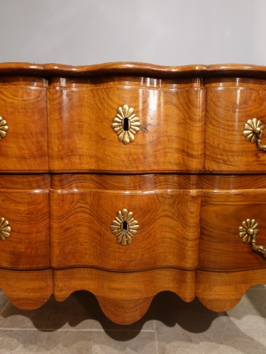 Antiquités - Commode sauteuse en noyer du XVIIIe siècle