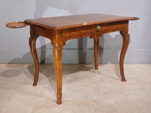 Louis XV walnut games table from the 18th century - Furniture Style Louis XV