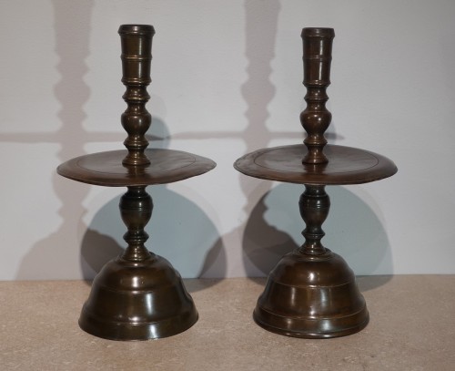 17th century - Two bronze candlesticks – Flanders – 17th century