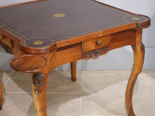 Table à jeux lyonnaise en noyer d'époque XVIIIe siècle - Mobilier Style Louis XV