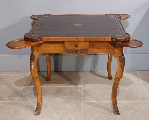 XVIIIe siècle - Table à jeux lyonnaise en noyer d'époque XVIIIe siècle