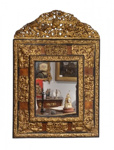 Miroir en ronce de noyer et laiton repoussé d'époque XVIIe