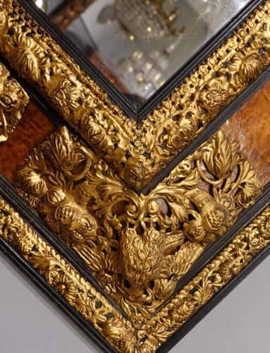 Miroirs, Trumeaux  - Miroir en ronce de noyer et laiton repoussé d'époque XVIIe