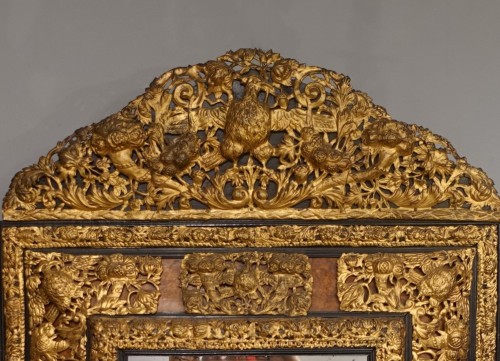 Miroir en ronce de noyer et laiton repoussé d'époque XVIIe - Gérardin et Cie