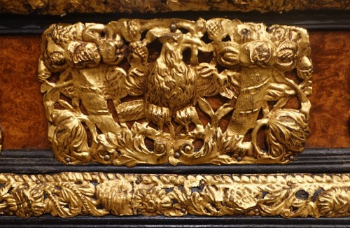 XVIIe siècle - Miroir en ronce de noyer et laiton repoussé d'époque XVIIe