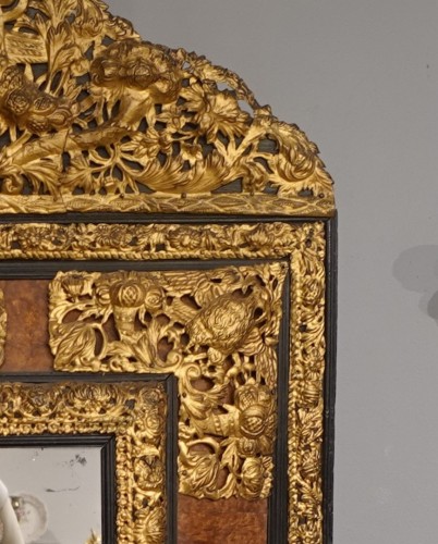 Louis XIII - Miroir en ronce de noyer et laiton repoussé d'époque XVIIe