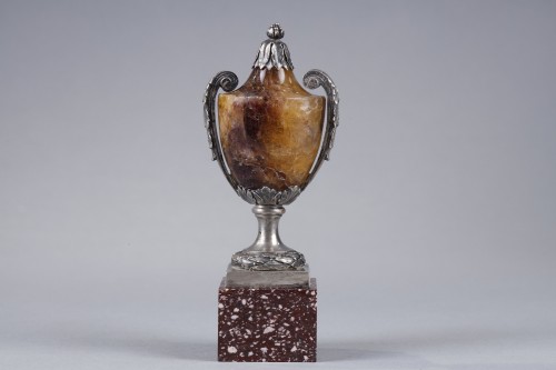 19th century - Small urn vase in Blue-John, silver and porphyry