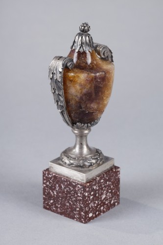 Louis XVI - Small urn vase in Blue-John, silver and porphyry
