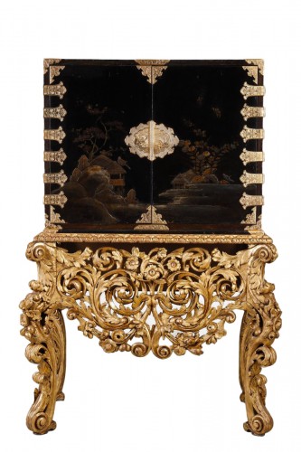 Large Edo cabinet With its 18th century baroque base