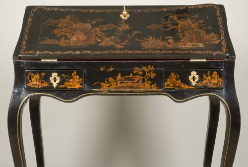 Bureau dos d'âne en vernis européen - Louis XV