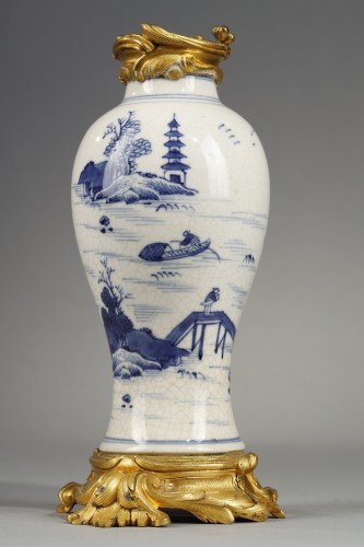 Small White Crackle Porcelain Vase, China 18th Century - 