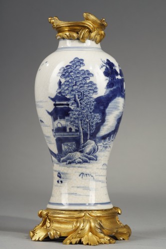 Antiquités - Small White Crackle Porcelain Vase, China 18th Century