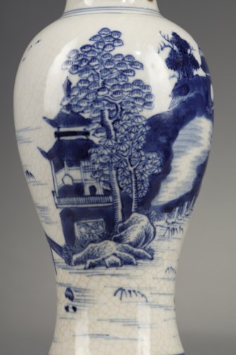 Antiquités - Small White Crackle Porcelain Vase, China 18th Century