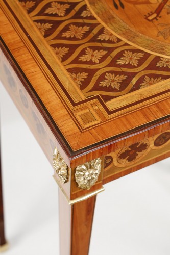 Antiquités - Petite table volante en marqueterie, époque Louis XVI