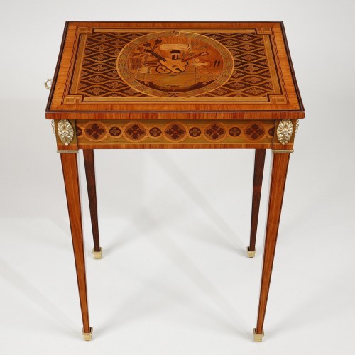 Antiquités - Petite table volante en marqueterie, époque Louis XVI