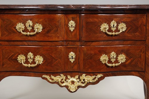 Commode arbalète attribuée à CAREL - Mobilier Style Louis XV