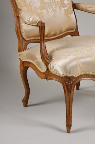 Antiquités - Paire de fauteuils à la Reine estampillés de St Georges