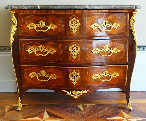 Mobilier Commode - Commode Louis XV estampillée Lebesgue