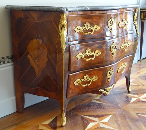 Antiquités - Commode Louis XV estampillée Lebesgue