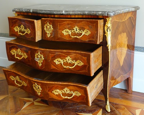 Antiquités - Commode Louis XV estampillée Lebesgue