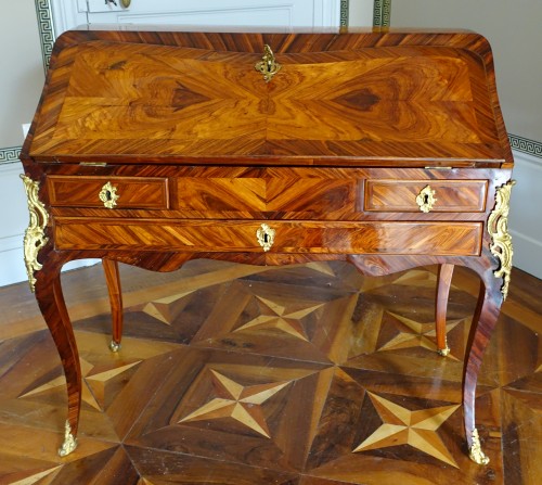 Louis XV - Léonard Boudin - Louis XV Period Violet Wood Lady&#039;s Desk - Stamped