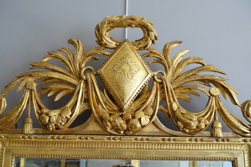 XVIIIe siècle - Miroir d'époque Louis XVI en bois sculpté et doré