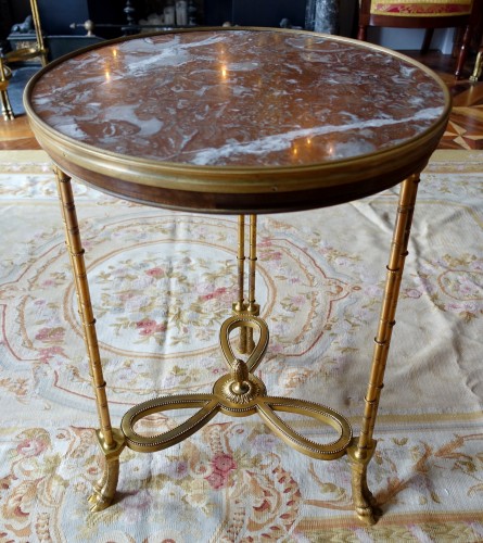 Mobilier Table & Guéridon - Paire de guéridons d'après weisweiler vers 1900, en bronze, marbre et acajou