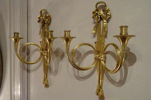 Luminaires Appliques - Paire d'appliques trompes de chasse en bronze doré d'époque louis XVI