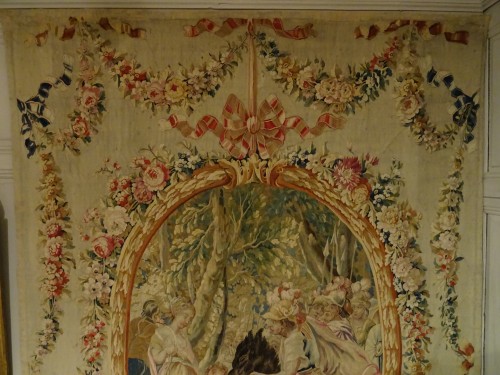 Tapestry & Carpet  - Aubusson tapestry around with medallion 18th century