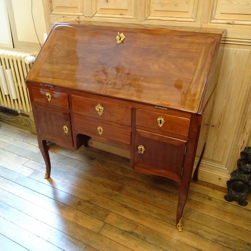 Bureau dos d'âne, de pente en acajou estampillé Macret - Mobilier Style Louis XV