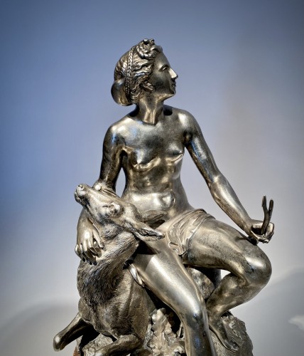 Sculpture en bronze argenté de Diane chasseresse - Sculpture Style Louis-Philippe