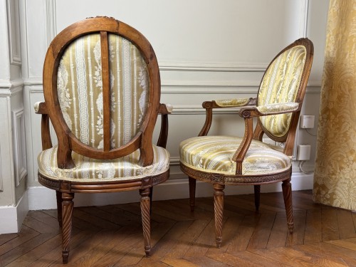 Louis XVI - Pair of armchairs stamped Pluvinet