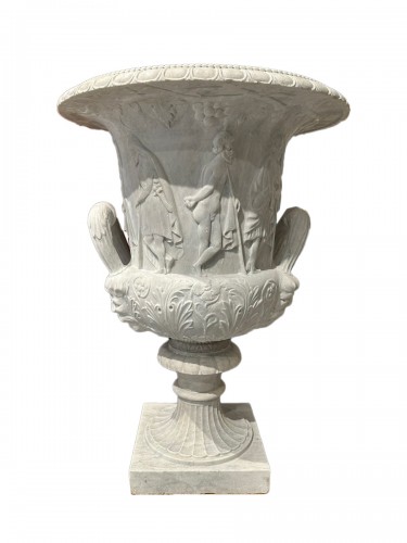 Paire de vases néo-classiques en marbre blanc historié