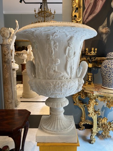 Paire de vases néo-classiques en marbre blanc historié - Objet de décoration Style 