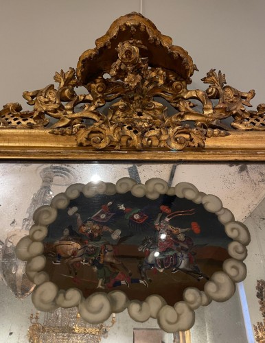 18th century - Mirror in gilded wood with carved top and painting of an oriental figure