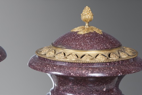 Decorative Objects  - Fine pair of porphyry and gilt-bronze mounted vases with lids