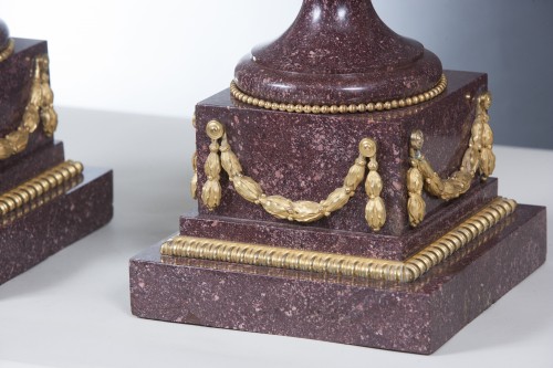 19th century - Fine pair of porphyry and gilt-bronze mounted vases with lids