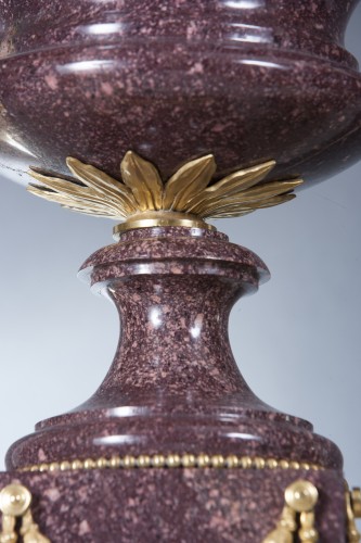 Paire de vases couverts en porphyre et bronze doré - 