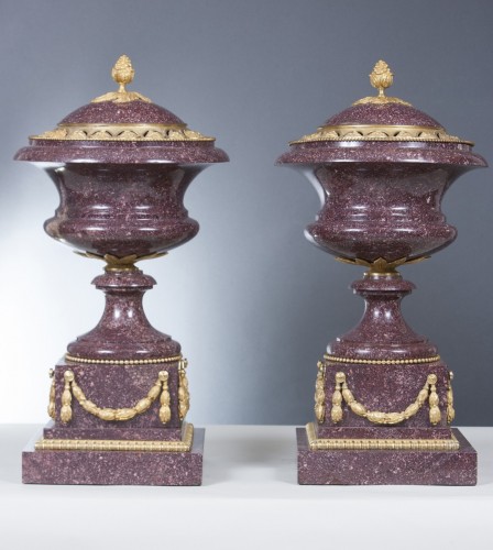 Antiquités - Fine pair of porphyry and gilt-bronze mounted vases with lids