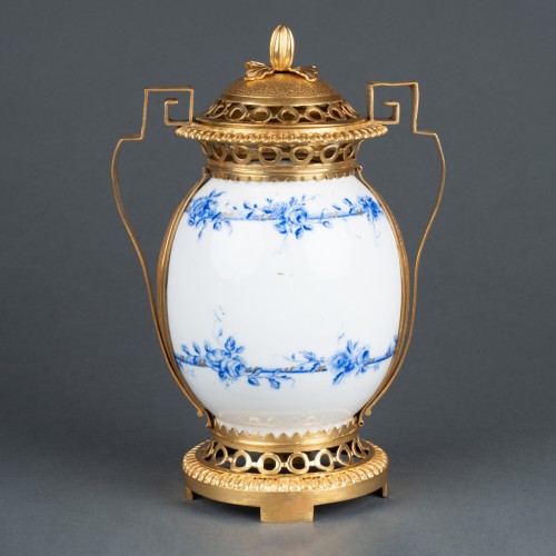 Pot - Pourri en porcelaine de Sèvres XVIIIe siècle - Objet de décoration Style Louis XVI