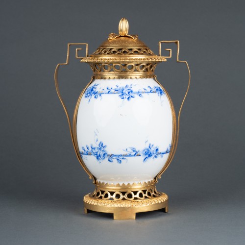 Objet de décoration Cassolettes, coupe et vase - Pot - Pourri en porcelaine de Sèvres XVIIIe siècle