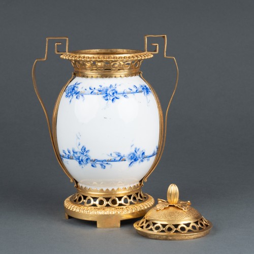 Louis XVI - Pot - Pourri en porcelaine de Sèvres XVIIIe siècle