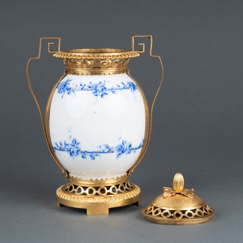 Antiquités - Pot - Pourri en porcelaine de Sèvres XVIIIe siècle