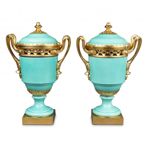 A pair  of porcelain Vases ormolu-mounted Circa 1830 - Decorative Objects Style Louis-Philippe