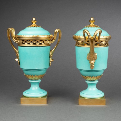 Objet de décoration Cassolettes, coupe et vase - Paire de Pots-Pourris en porcelaine vers 1830